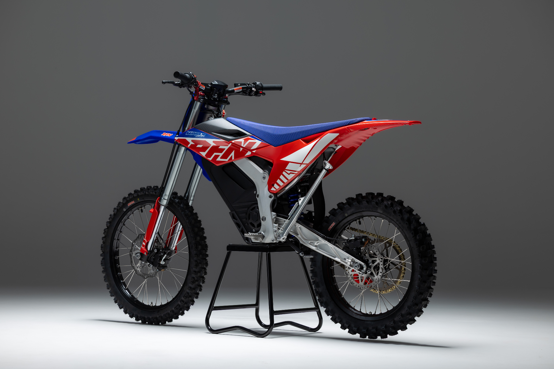 RFN Warrior Pro SX-E15 Plus — elektryczny cross RFN 15 kW, studio, bok lewy z ramą deltabox