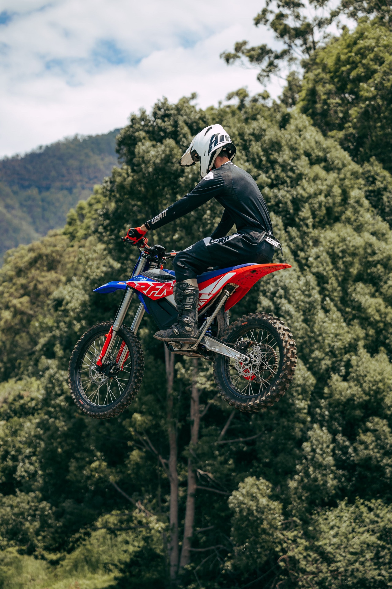 RFN Warrior Pro SX-E15 Plus — elektryczny cross 15 kW w akcji, skok na torze motocrossowym