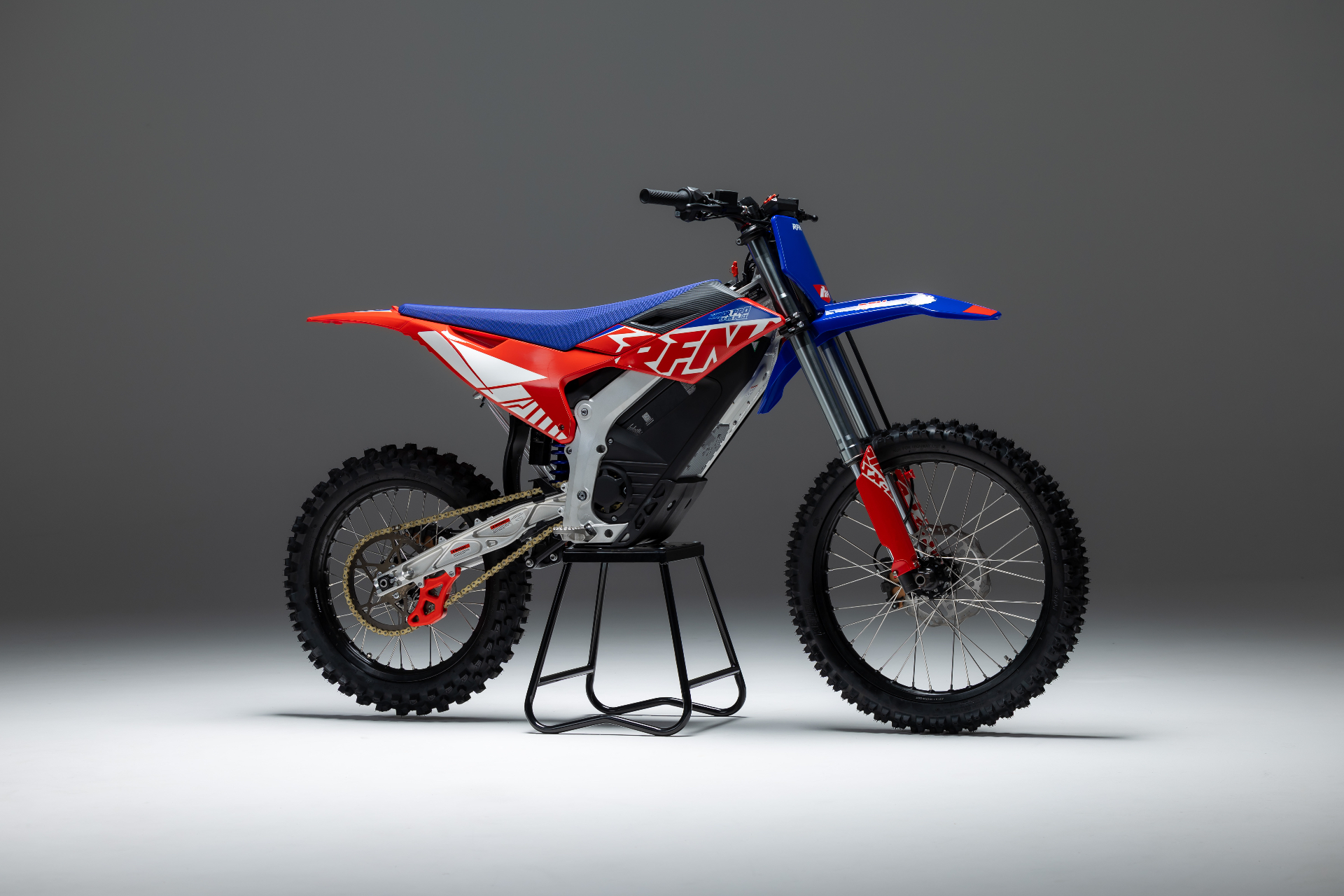 RFN Warrior Pro SX-E15 Plus — elektryczny cross RFN 15 kW, studio, bok prawy z regulowanym zawieszeniem