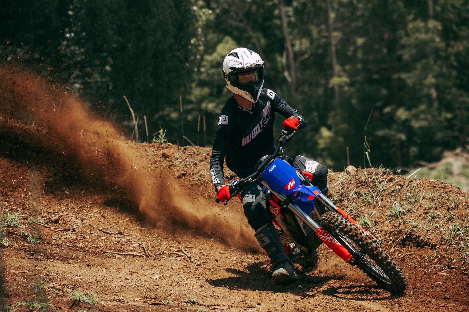 RFN Warrior Pro SX-E15 — elektryczny motocykl crossowy RFN w akcji na torze