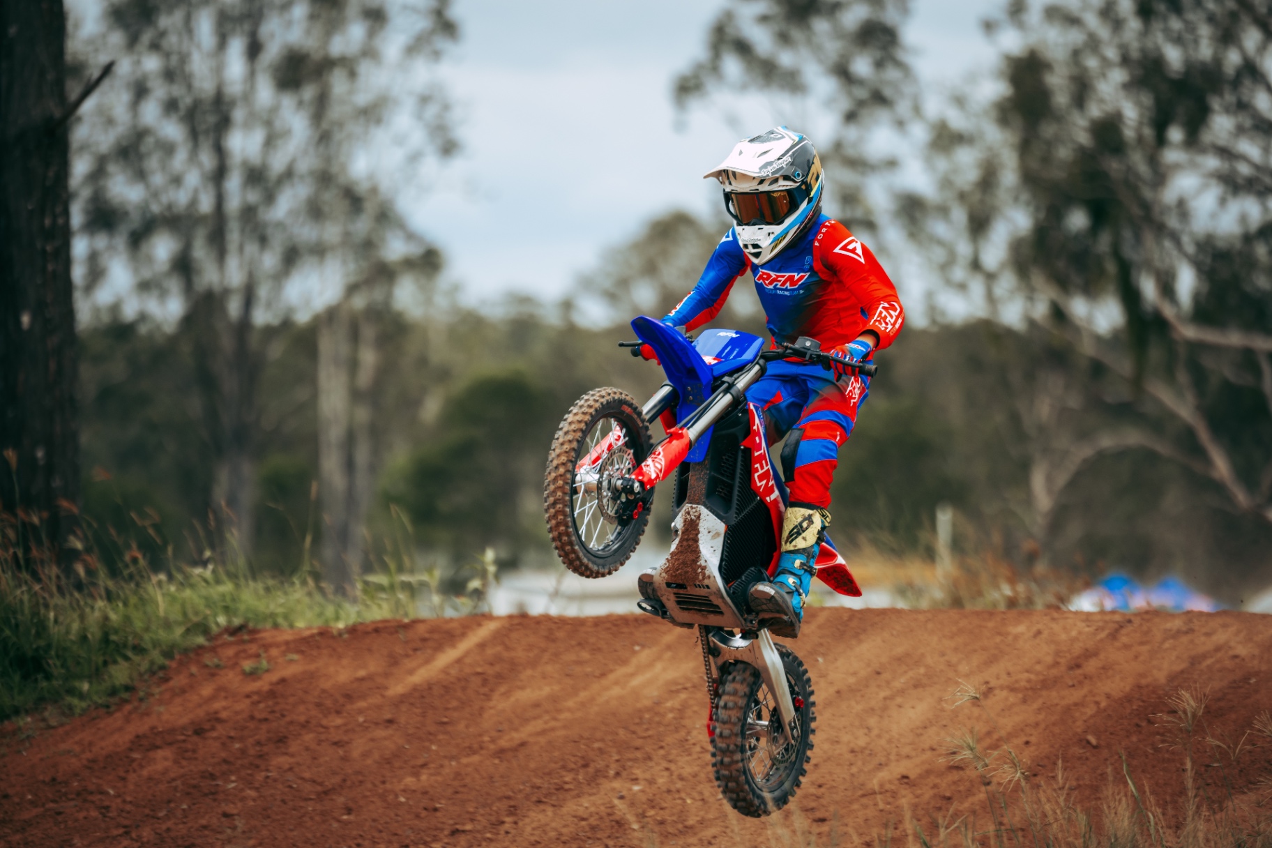 RFN Warrior SX-E8 — elektryczny cross 8 kW klasy 125cc w akcji, wheelie na torze motocrossowym