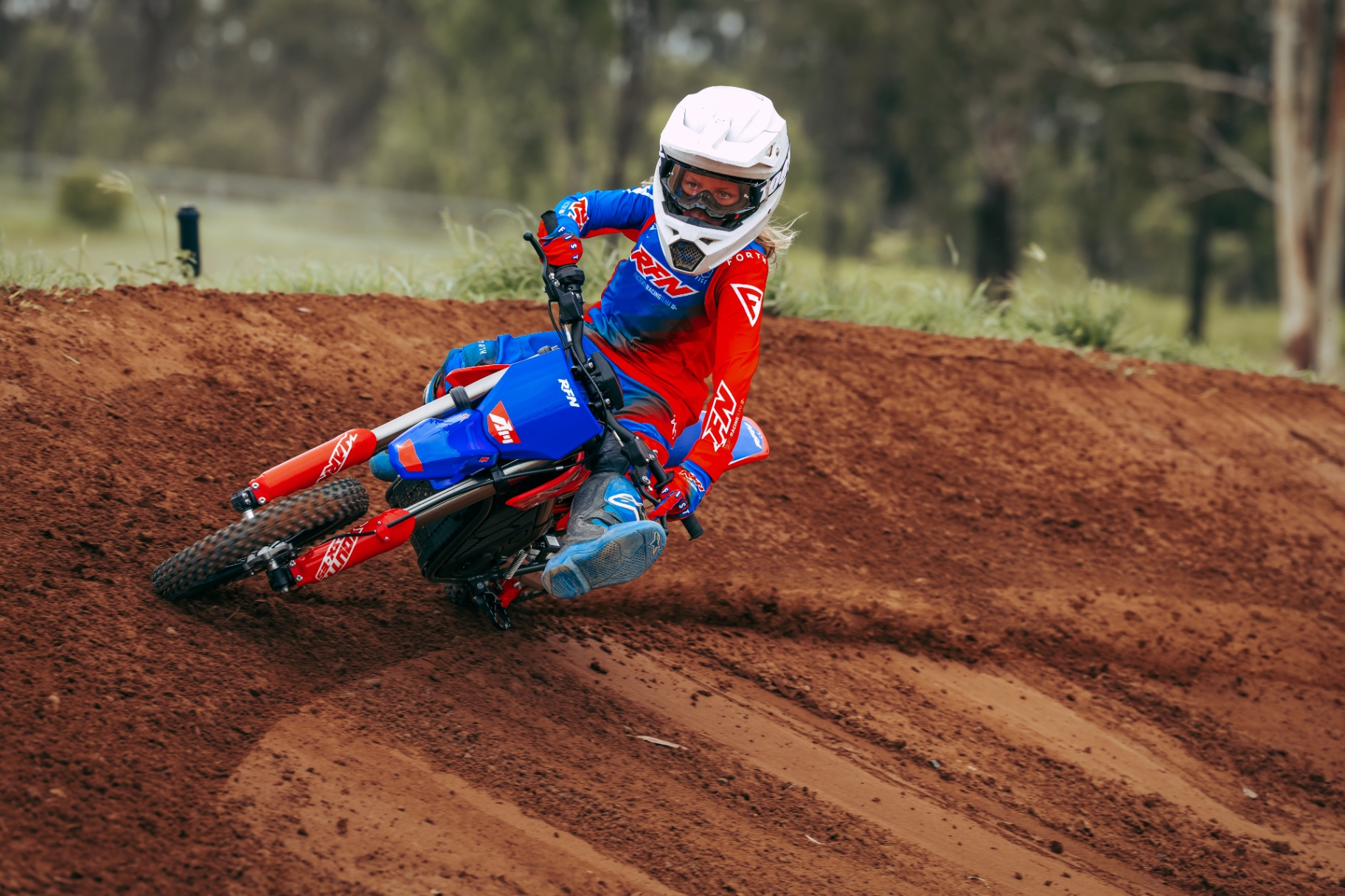 RFN Warrior Youth SX-E5 — elektryczny cross młodzieżowy 5 kW w akcji, zakręt na torze motocrossowym