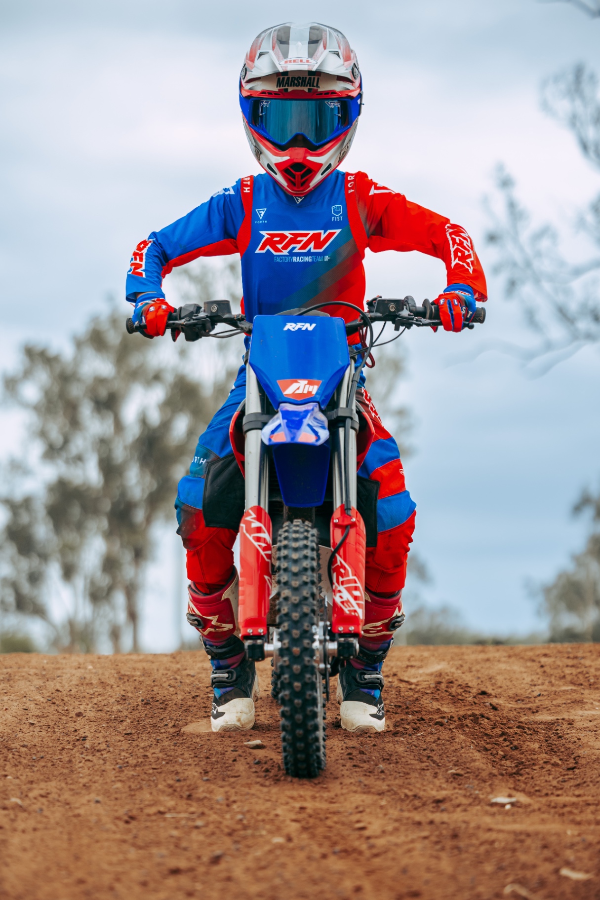 RFN Warrior SX-E8 — widok z przodu z jeźdźcem na torze motocrossowym