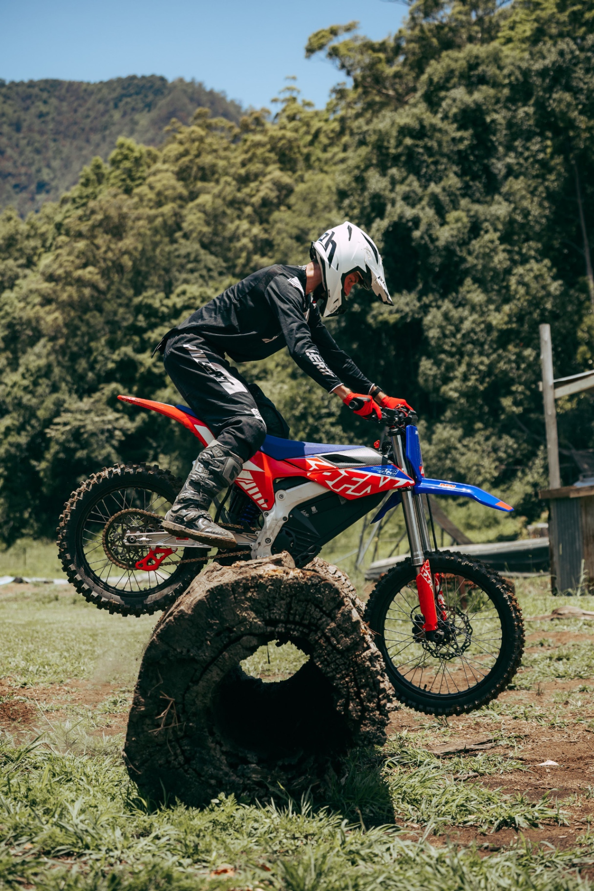 RFN Warrior Pro SX-E15 Plus — elektryczny motocykl crossowy pokonujący przeszkodę w terenie